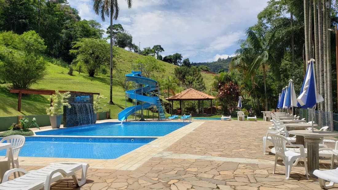 Imagem da piscina com toboágua da Pousada da Cachoeira em Monte Alegre do Sul - SP